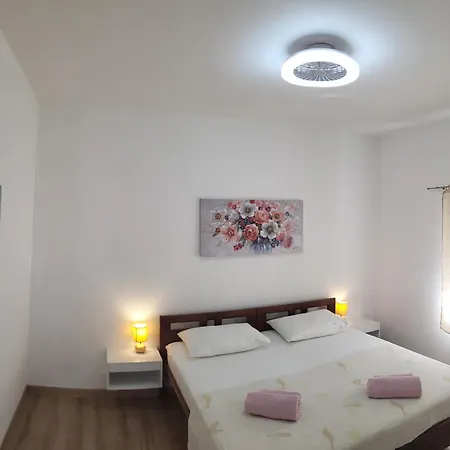 Elle With Free Private Parking Apartment Split