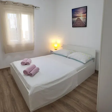 Elle With Free Private Parking Apartment Split